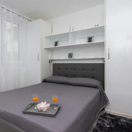 Stylish With Easy Access To Old Town Apartment