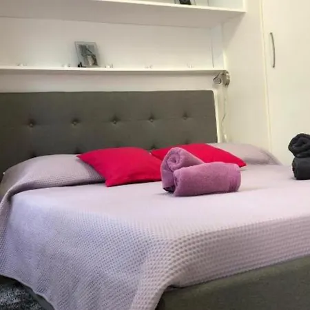Stylish With Easy Access To Old Town Apartment *