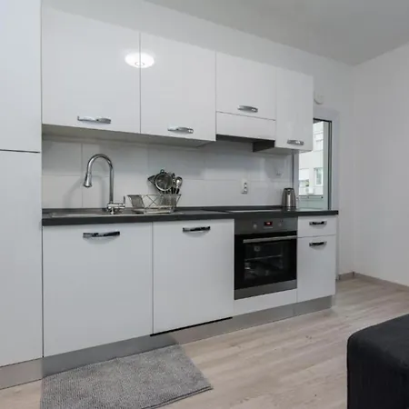 Stylish With Easy Access To Old Town Apartment