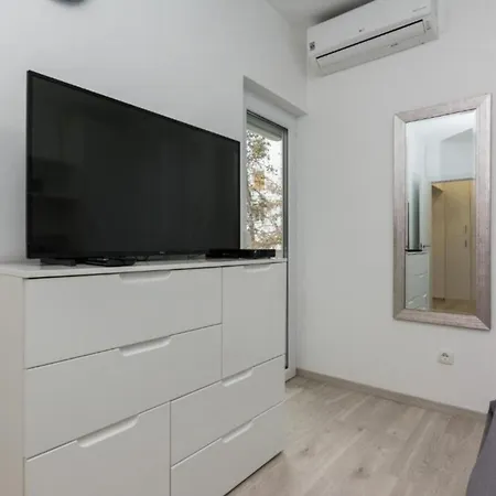 Stylish With Easy Access To Old Town Apartment *